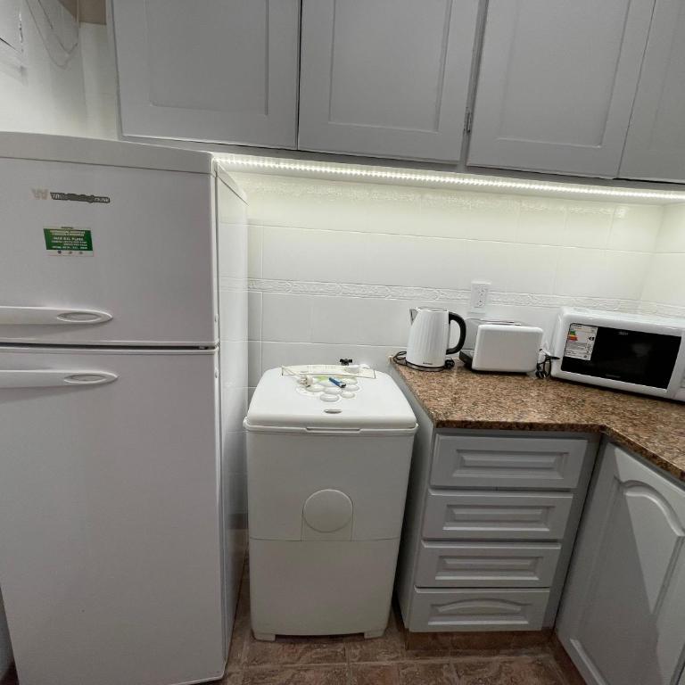 Depto reciclado a nuevo, súper tranquilo, frente a Plaza Colón - One-Bedroom Apartment - 13