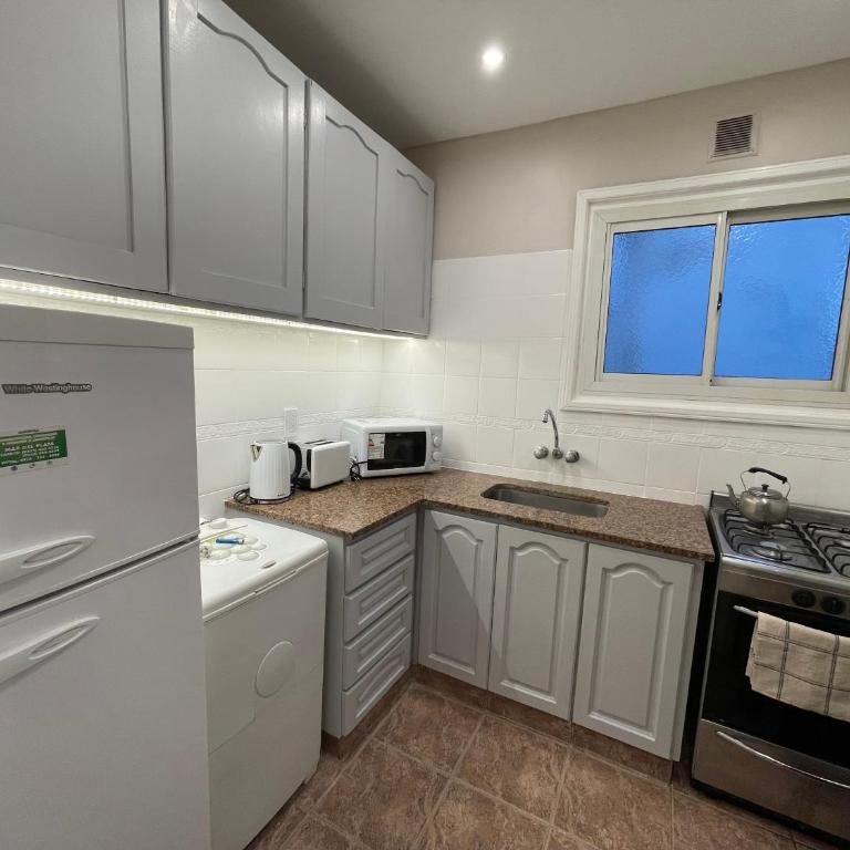 Depto reciclado a nuevo, súper tranquilo, frente a Plaza Colón - One-Bedroom Apartment - 12