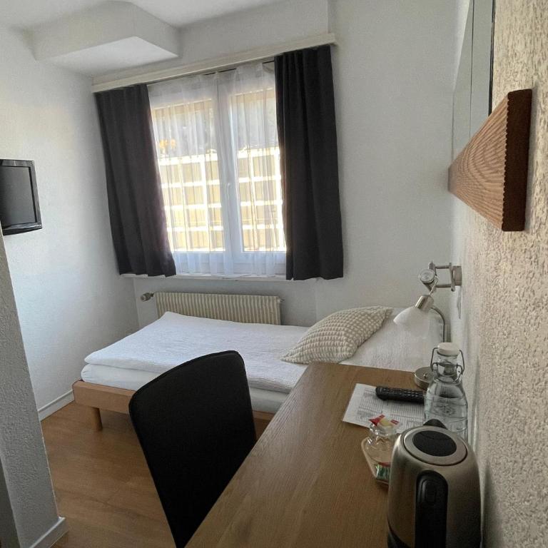 Hotel Europe Brig - Budget Einzelzimmer mit eigenem, externem WC - 4