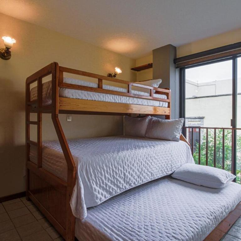 Spacious and Central Apartment in Guadalajara 3 Bedrooms - Three-Bedroom Apartment - 40