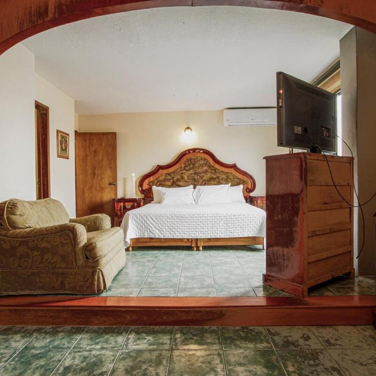 Spacious and Central Apartment in Guadalajara 3 Bedrooms - Three-Bedroom Apartment - 44