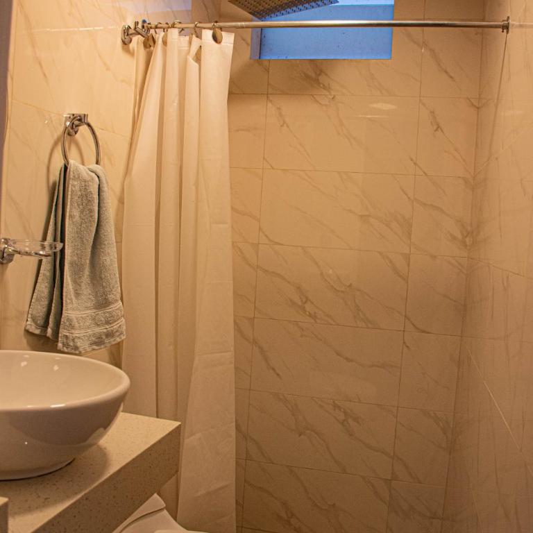 Refugio Ecológico Arequipa - Habitación con cama extragrande y bañera de hidromasaje - 4