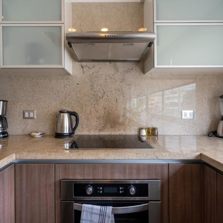 Oceanfront 2BR on Miraflores Malecón Rooftop Pool & BBQ - Two-Bedroom Apartment - 14