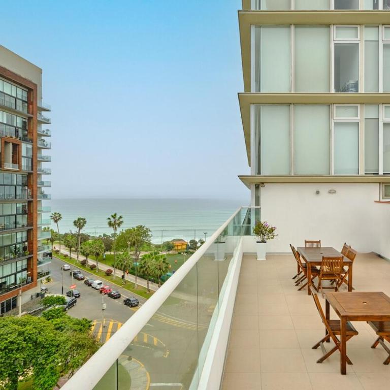 Oceanfront 2BR on Miraflores Malecón Rooftop Pool & BBQ - Two-Bedroom Apartment - 47