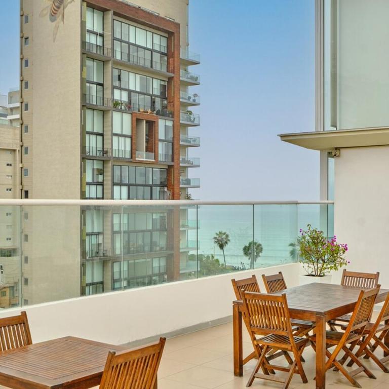 Oceanfront 2BR on Miraflores Malecón Rooftop Pool & BBQ - Two-Bedroom Apartment - 49