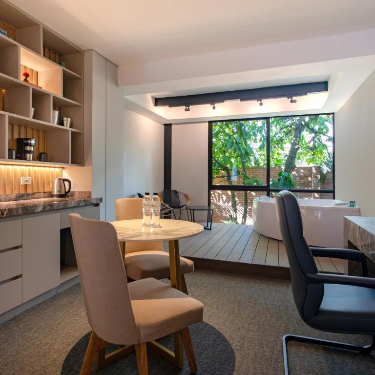 Alko Hotel Integrado - Suite con bañera de hidromasaje - Cama extragrande - 2