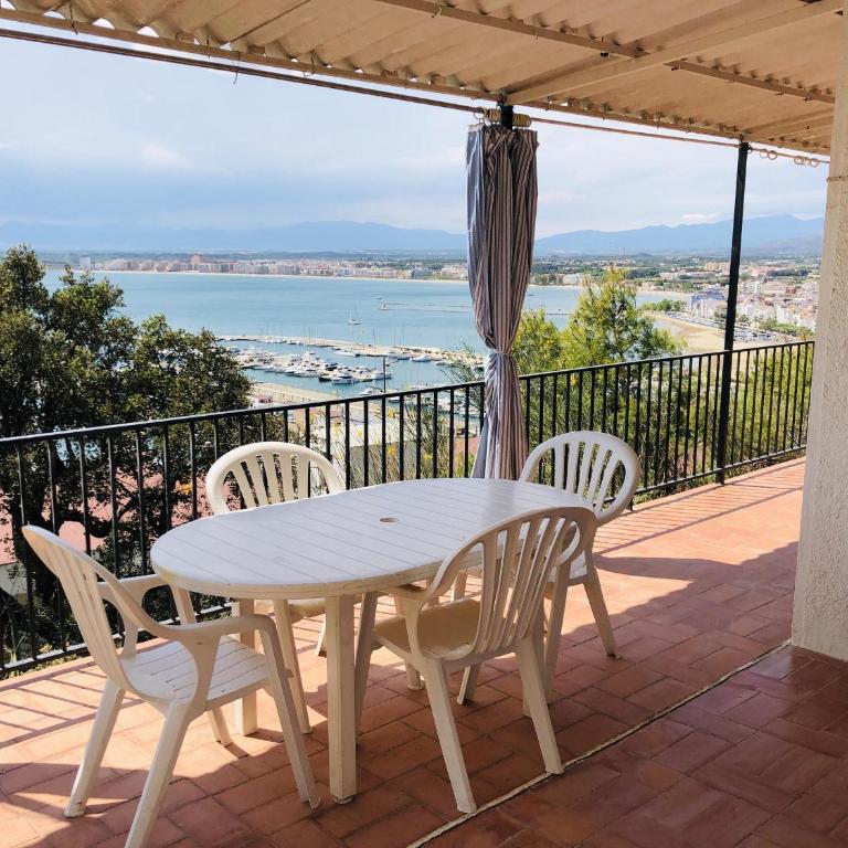 Apartamento Moderno en Roses con Aparcamiento Privado - ES-258-169 - Apartamento - 1