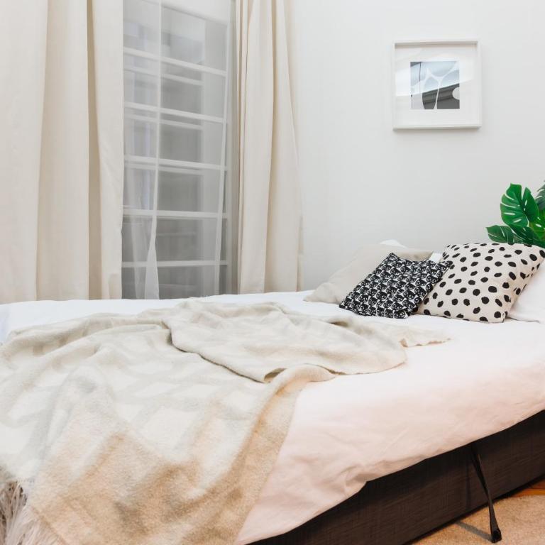 Fireplace Retreat 115m2 with Balcony Old Town - Three-Bedroom Apartment with Balcony - 27