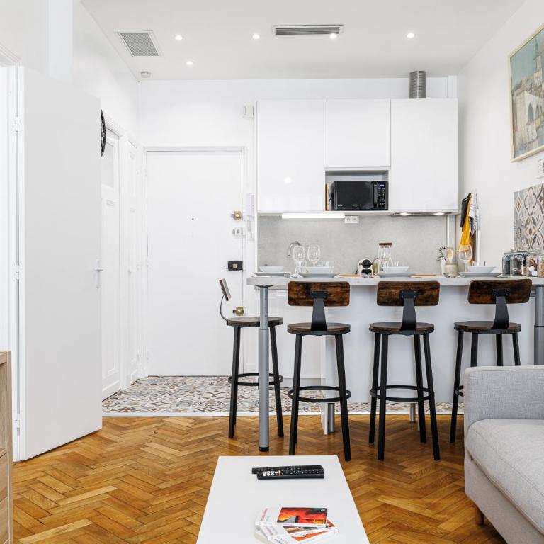Centre Nice - 10 min plage - 5 min des transports en commun - Appartement 1 Chambre - 25