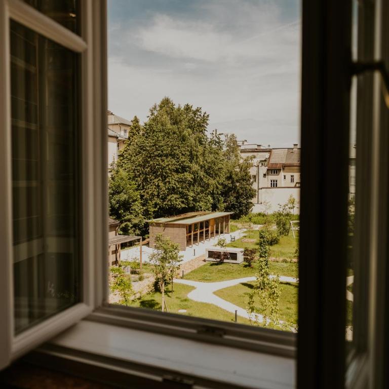 Design Hotel zum Hirschen Salzburg - Comfort Zimmer mit Gartenblick - 3