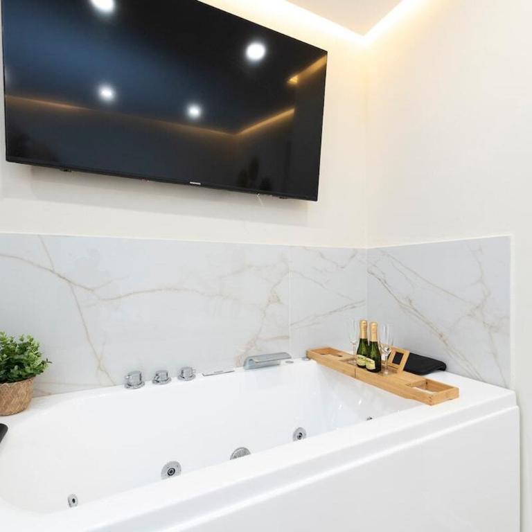 Málaga EXCLUSIVE Apartment Jacuzzi - by N&N LUXE PROPERTIES - Deluxe Apartment - 11