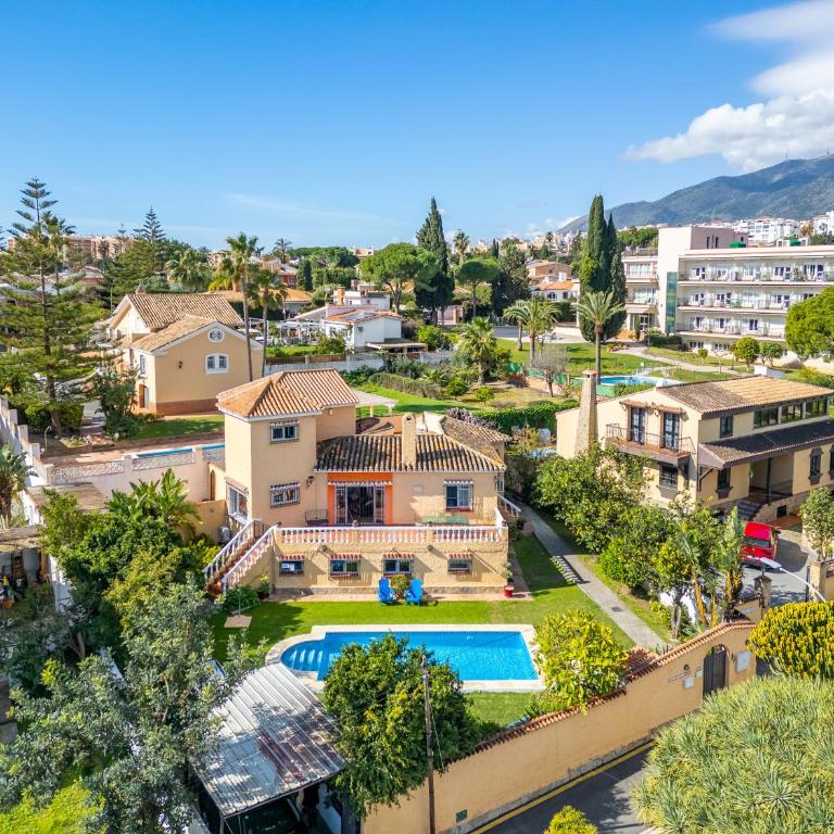 Casa de los Limones by Michael FAMILY VILLA NEAR PUERTO MARINA - Five-Bedroom House - 1
