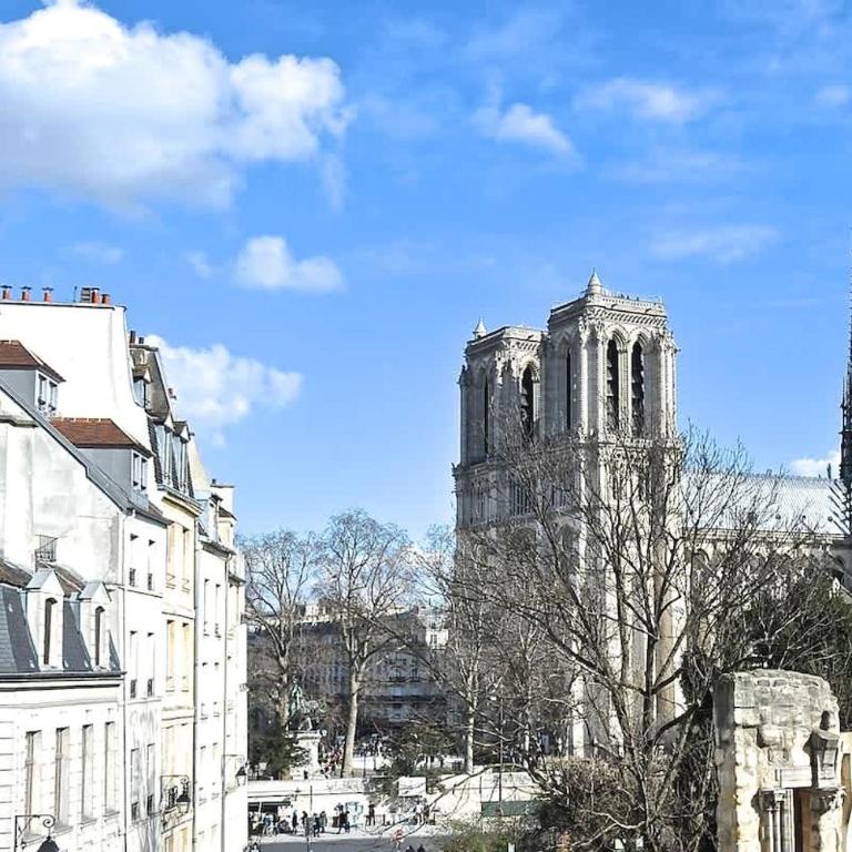 Charming Stay Near Notre Dame FDL with AC - Apartment - 1
