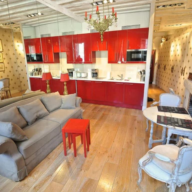 Charming Stay Near Notre Dame FDL with AC - Apartment - 10