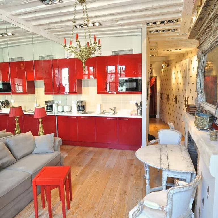 Charming Stay Near Notre Dame FDL with AC - Apartment - 11