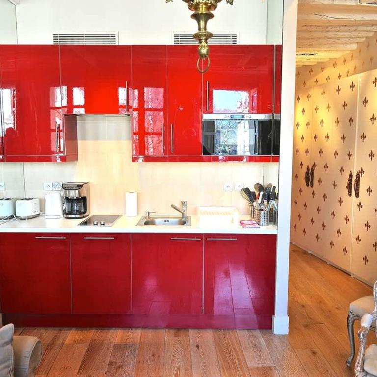 Charming Stay Near Notre Dame FDL with AC - Apartment - 15