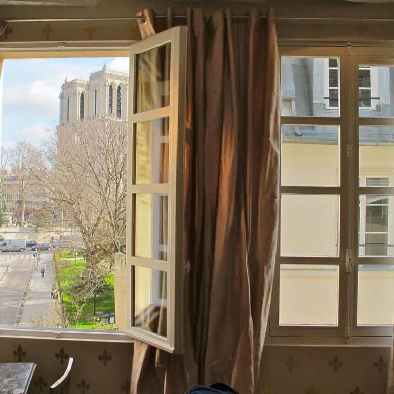 Charming Stay Near Notre Dame FDL with AC - Apartment - 20