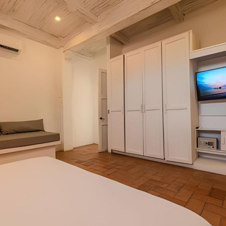 5 Bedroom House in the Walled City with Pool - Deluxe Villa - 20