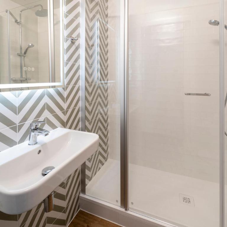 Le Carline, Sure Hotel Collection by Best Western - Chambre Familiale avec 1 Lit Queen-Size et 1 Lit Simple - Non-Fumeurs - 2