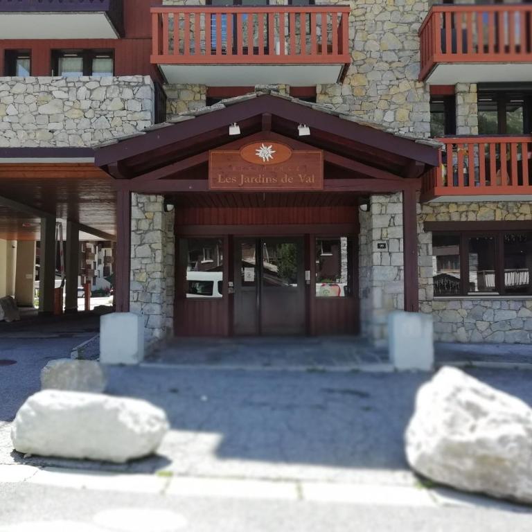 Superbe appartement rénové 4 pers, 2 salles de bain, Parking et WiFi, proche centre et pistes - FR-1-411-897 - Apartment - 4