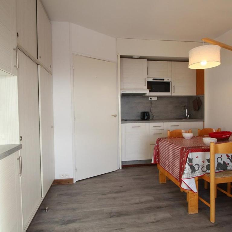 Studio rénové 4 pers avec balcon sud, proche pistes et commerces, casier à skis, parking - FR-1-687-33 - Studio - 2