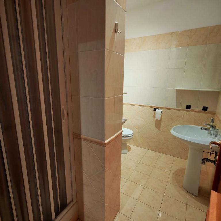 Leonardo Rome Holidays - Deluxe Double Room with Shower - 6
