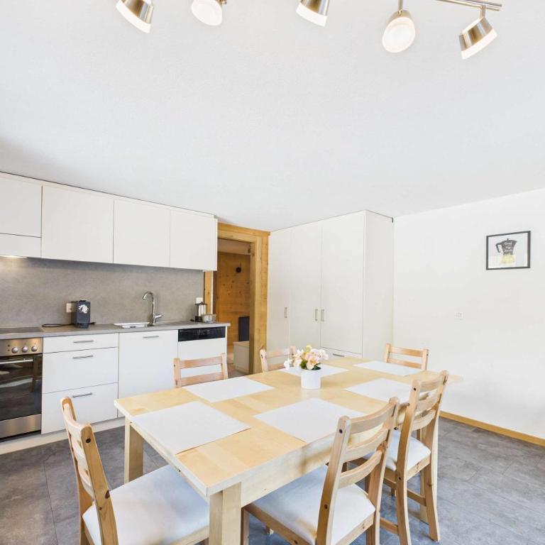 Family-friendly apartment with mountain views - Apartment - 10
