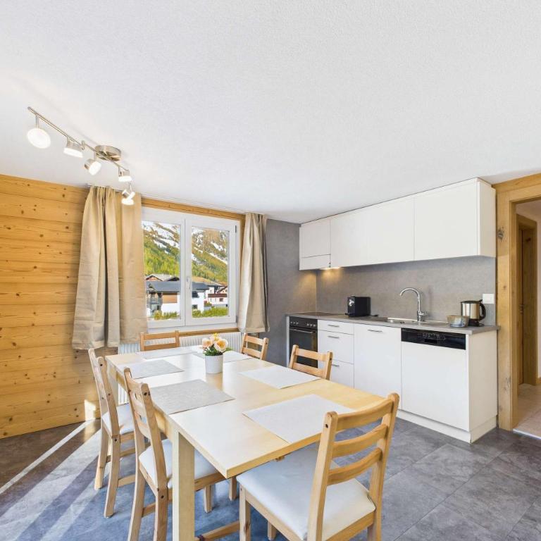 Family-friendly apartment with mountain views - Apartment - 11