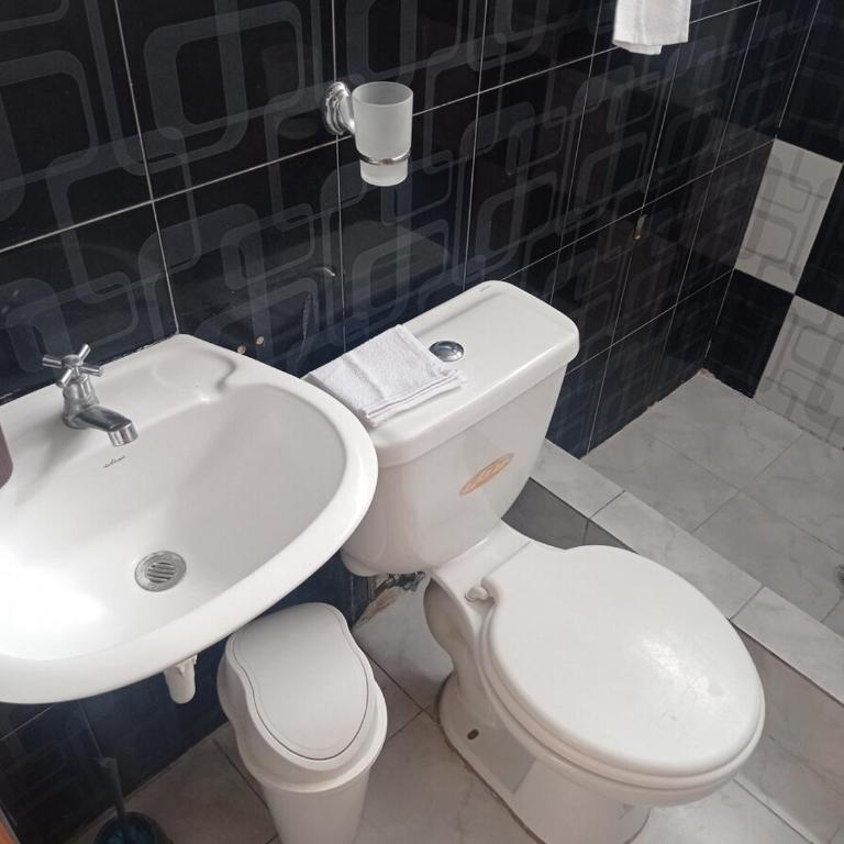 Casa en Atuntaqui - Three-Bedroom House - 11