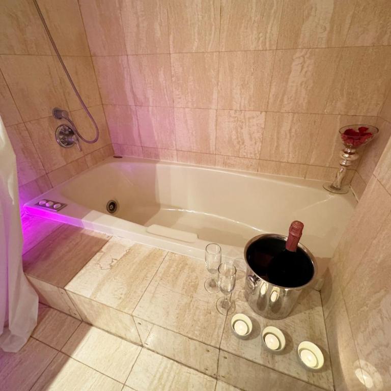 Large apartment with Jacuzzi and view in luxury district - Two-Bedroom Apartment - 5