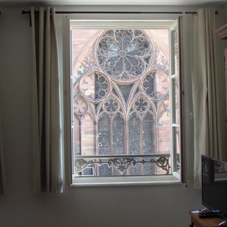 Les appartements Place de la Cathédrale - Three-Bedroom Apartment (8 Adults) - 6