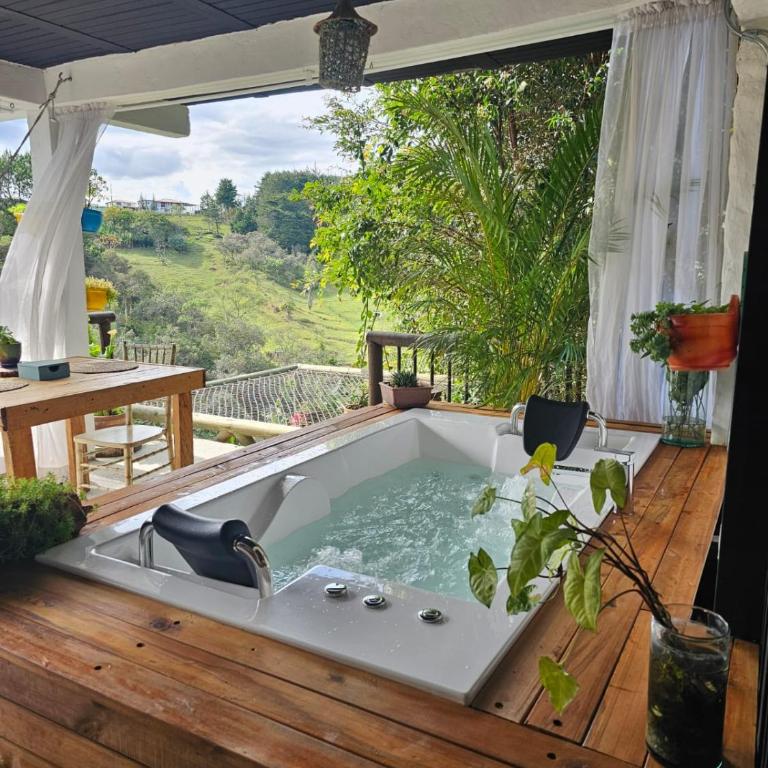 hotel campestre cerca del aeropuerto vía autopista Medellín Bogotá - Suite con bañera de hidromasaje - Cama extragrande - 1