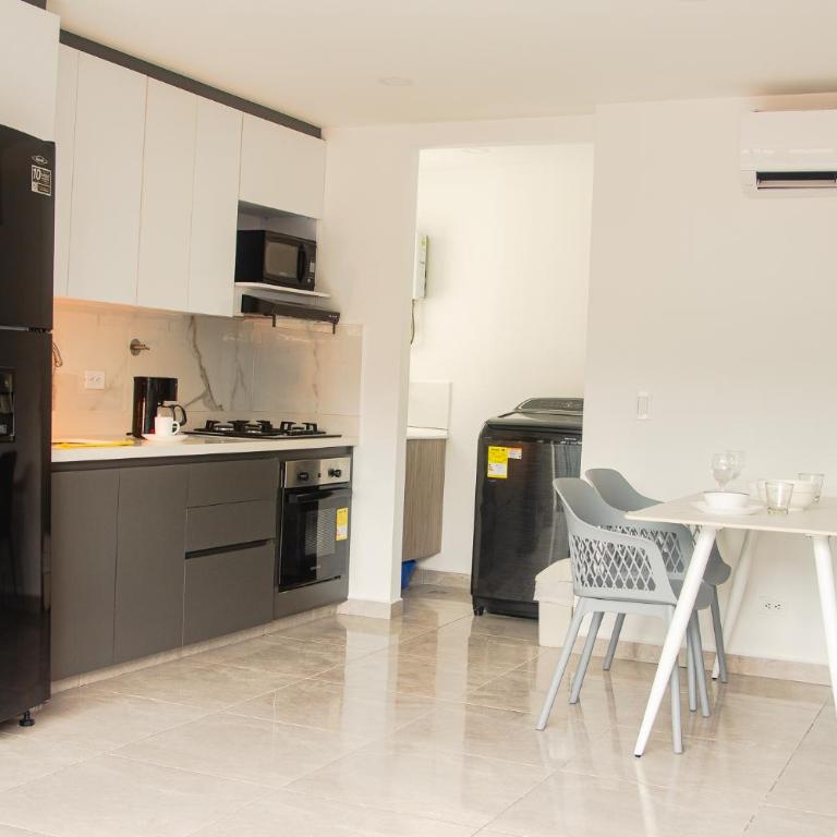 Frente al mall Viva Envigado, AC, moderno - Two-Bedroom Apartment - 9