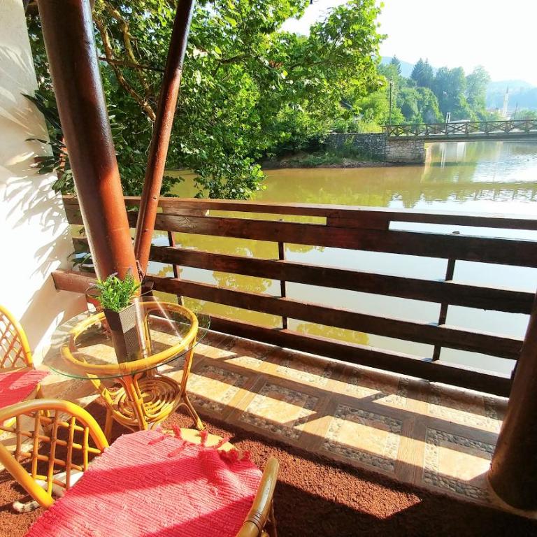 Pansion River - Mala Dvokrevetna Soba sa Bračnim Krevetom, Terasom i Pogledom na Reku - 4