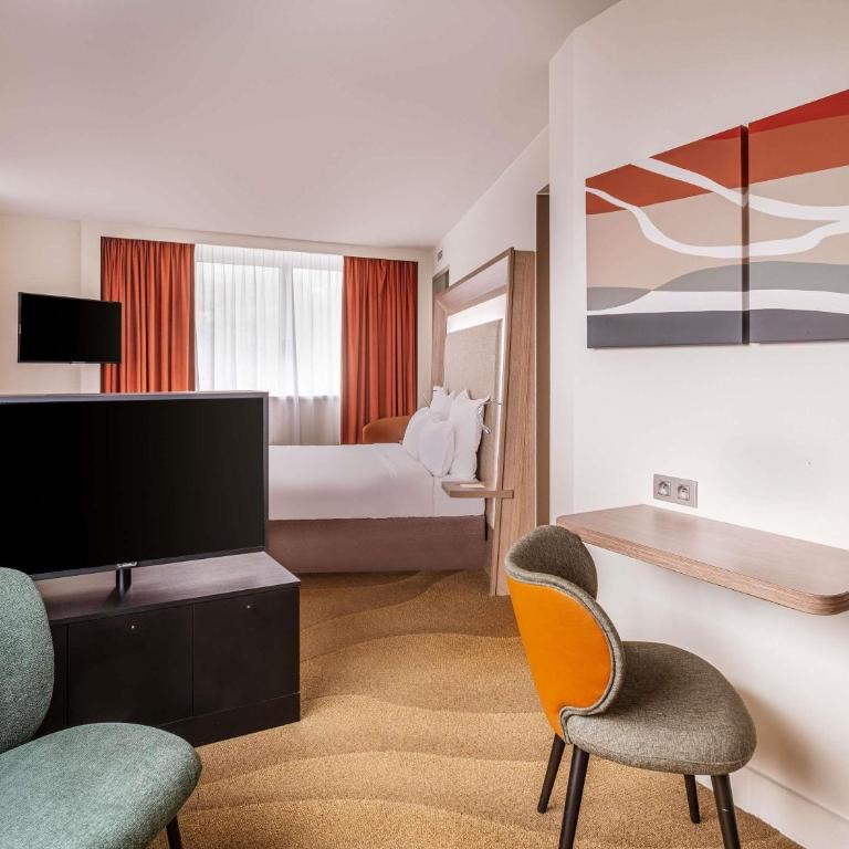 Novotel Lyon Centre-Confluence Bord de Saone - Suite avec Lit Double et Canapé Double - 1