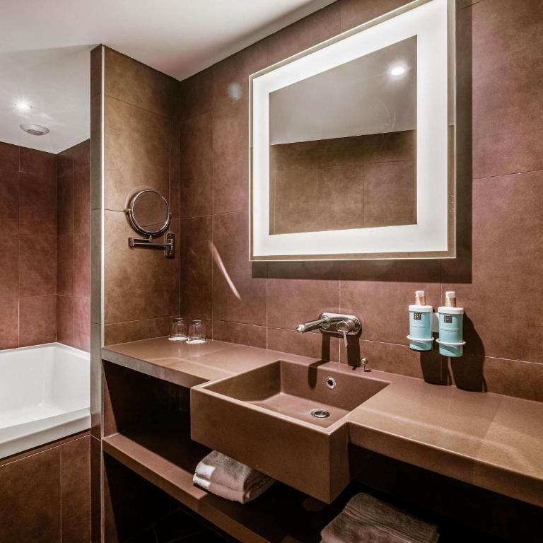 Novotel Lyon Centre-Confluence Bord de Saone - Suite avec Lit Double et Canapé Double - 6