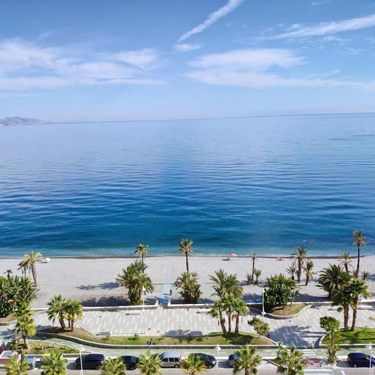 Primera línea de playa Familiar Maravillosas Vistas Piscina Wifi Reformado - Apartamento de 2 dormitorios con terraza y vistas al mar - 1