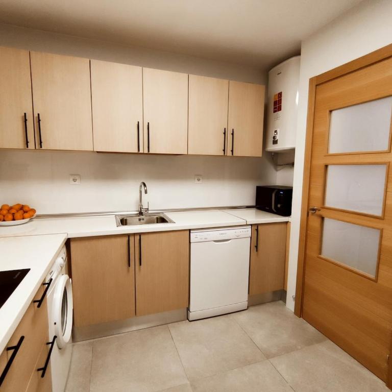 Primera línea de playa Familiar Maravillosas Vistas Piscina Wifi Reformado - Apartamento de 2 dormitorios con terraza y vistas al mar - 3