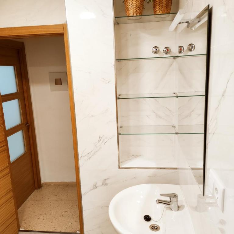 Primera línea de playa Familiar Maravillosas Vistas Piscina Wifi Reformado - Apartamento de 2 dormitorios con terraza y vistas al mar - 13