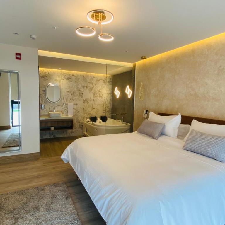 Saya Hotel & Suites - Habitación con cama grande y bañera de hidromasaje - 2