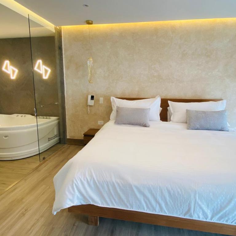 Saya Hotel & Suites - Habitación con cama grande y bañera de hidromasaje - 3