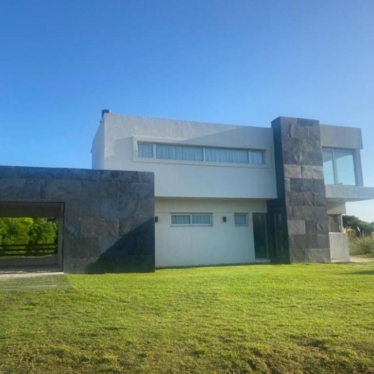 Residencial 661 Costa Esmeralda - Casa - 1