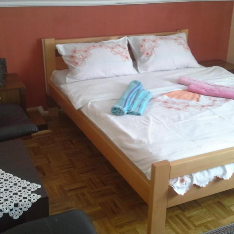 Guest house Mirijevski Konak - Niskobudžetna Dvokrevetna Soba sa Bračnim Krevetom - 10