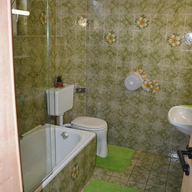 Pension Stieber - Chambre Quadruple avec Baignoire - 8