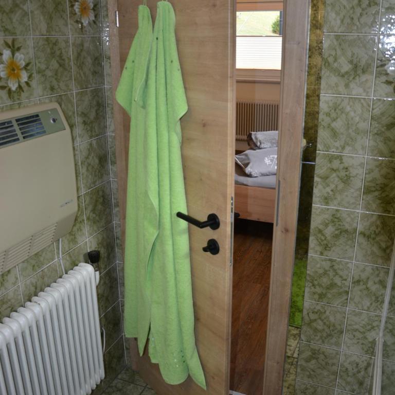 Pension Stieber - Chambre Quadruple avec Baignoire - 9