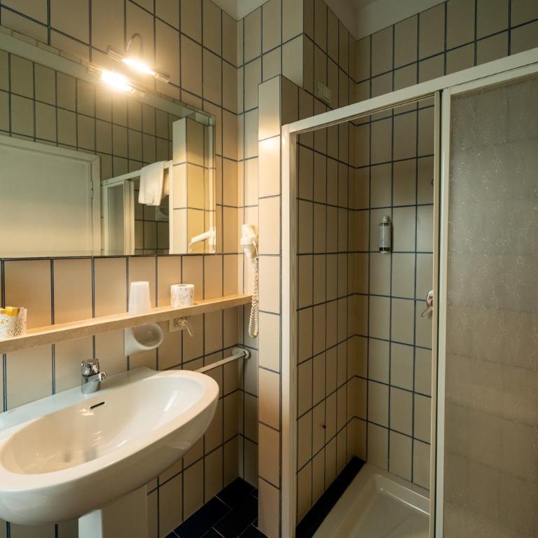 Hotel Serenella - Connecting Room without Balcony - 1