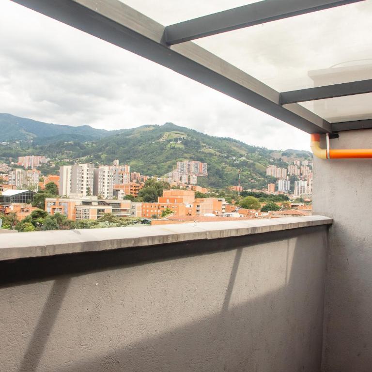 Frente a Viva Envigado, AC, moderno e iluminado - One-Bedroom Apartment - 2