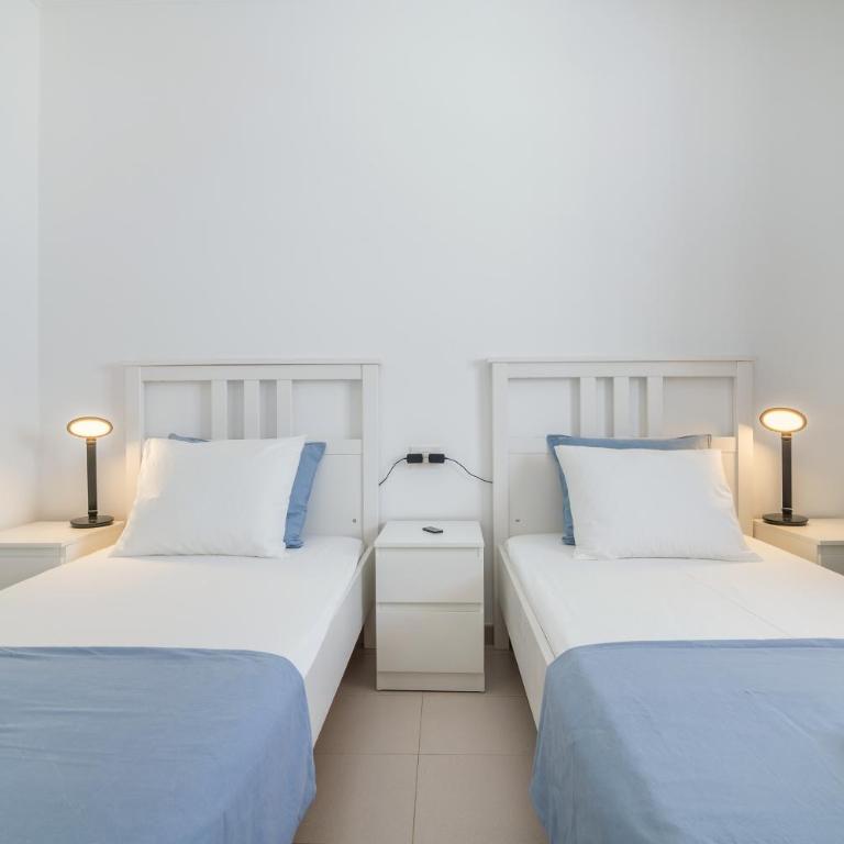 BEAUTIFUL VILLA - 4 bedrooms, heated pool, 2 priv car park places, fibre net, PS5, tv channels - Villa con piscina privada - 52