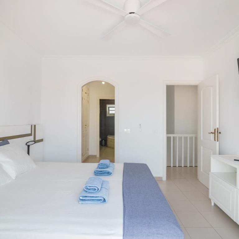 BEAUTIFUL VILLA - 4 bedrooms, heated pool, 2 priv car park places, fibre net, PS5, tv channels - Villa con piscina privada - 35