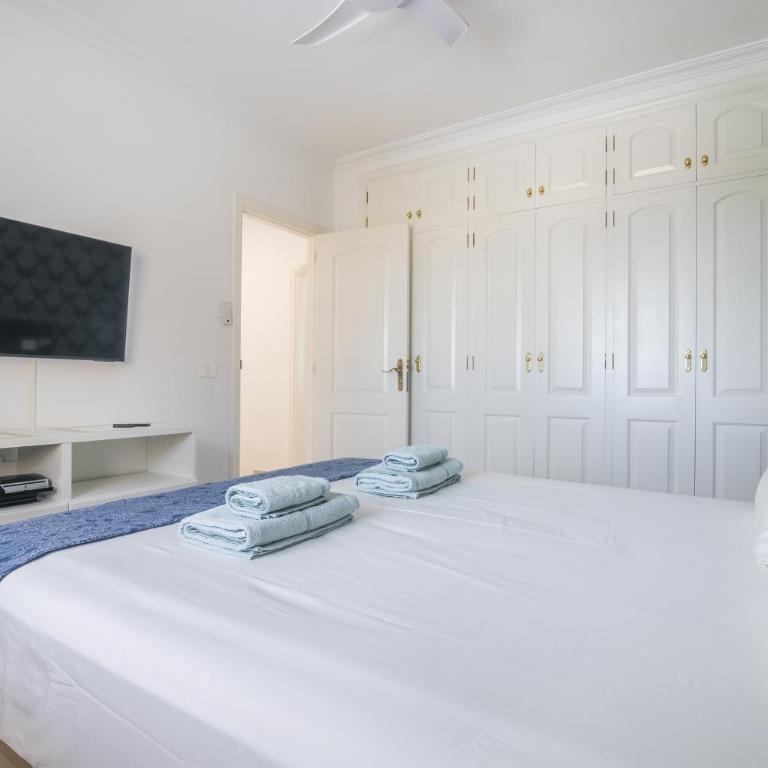 BEAUTIFUL VILLA - 4 bedrooms, heated pool, 2 priv car park places, fibre net, PS5, tv channels - Villa con piscina privada - 43